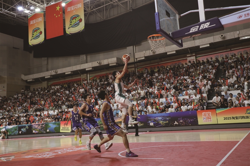 比赛氛围热烈，球场上掌声不断