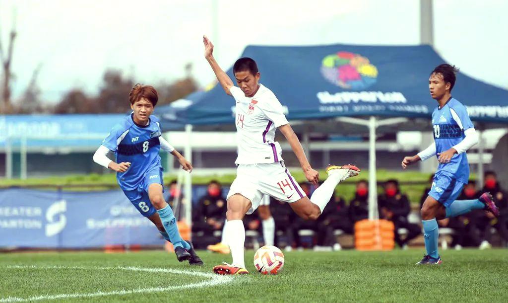 球员在足球比赛中展现技术实力 球员在足球比赛中展现技术实力