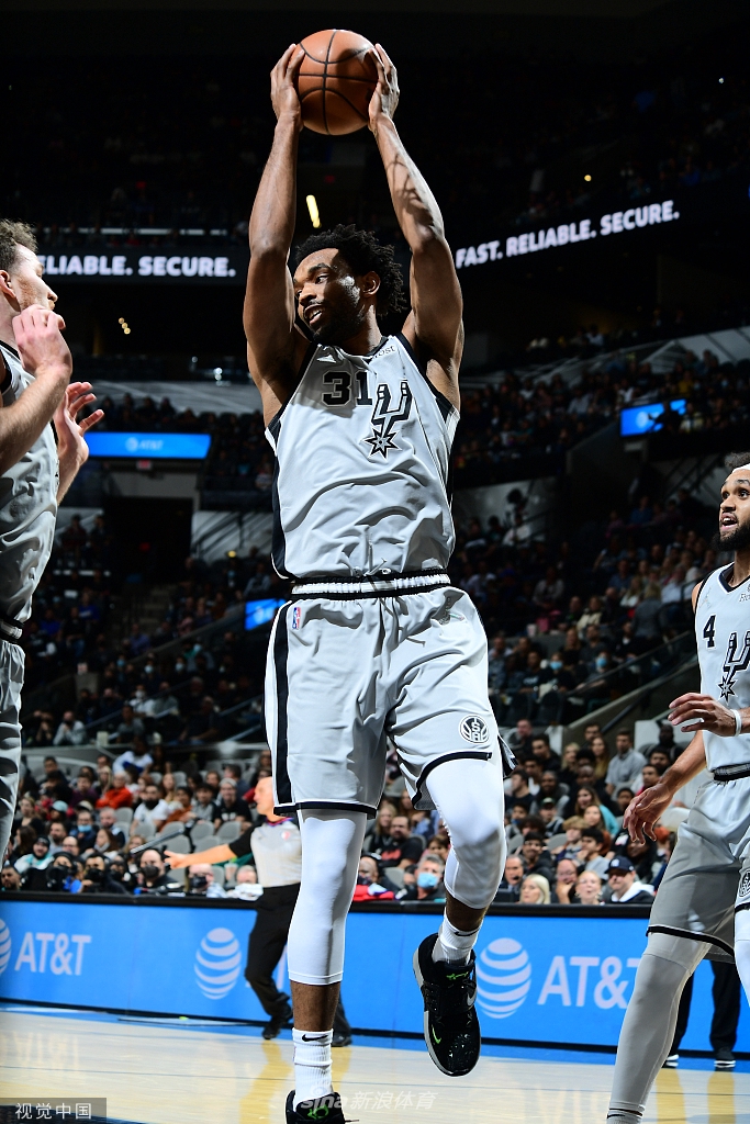 包含老鹰击败马刺实现突破，全队欢腾庆贺的词条