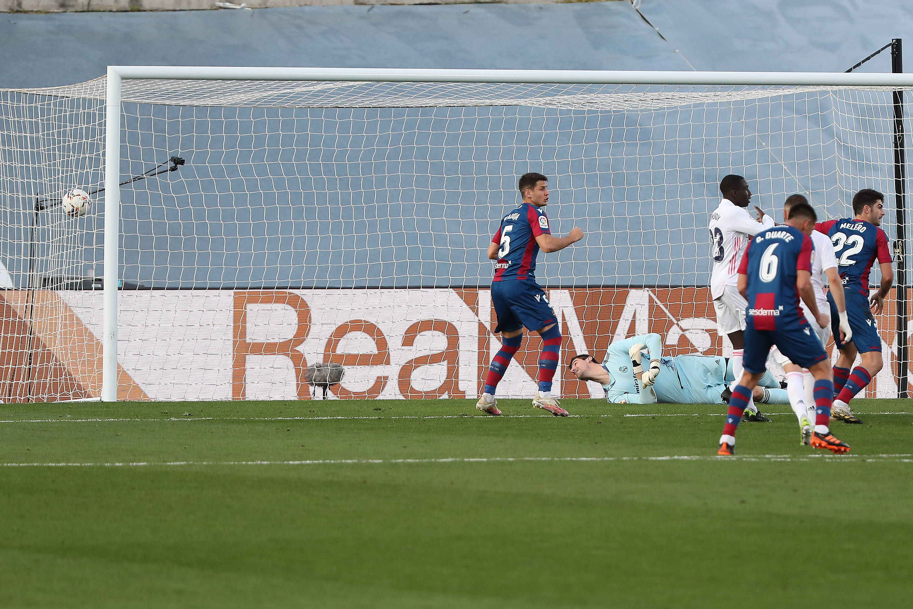 西班牙人大比分击败巴伦西亚，表现抢眼