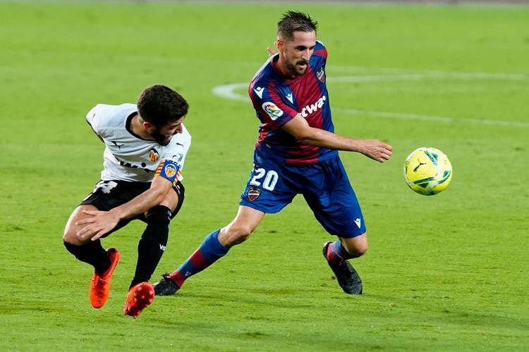 西班牙人大比分击败巴伦西亚，表现抢眼