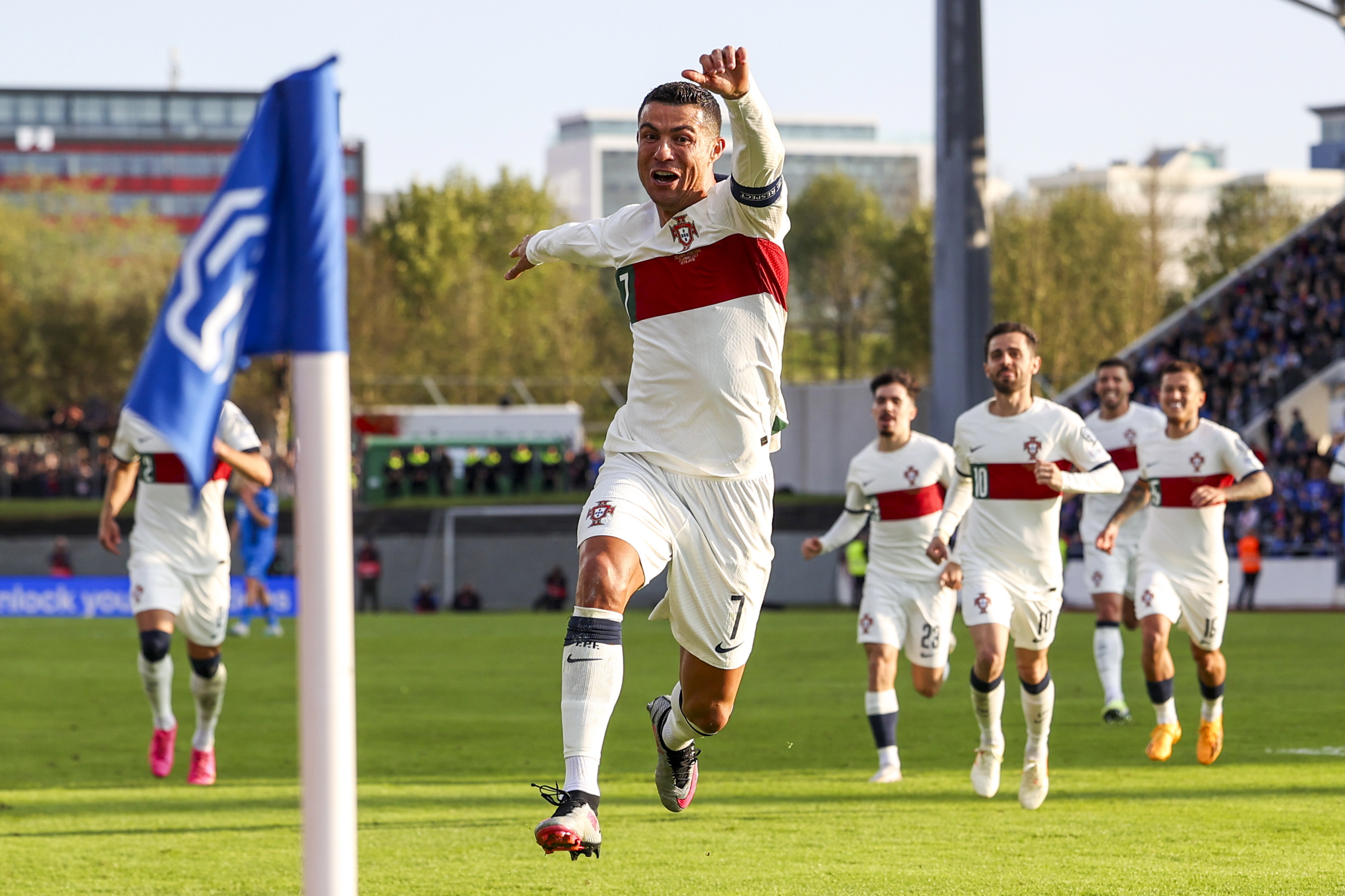 欧洲杯预选赛中的激烈比拼引起热议 欧洲杯预选赛中的激烈比拼引起热议