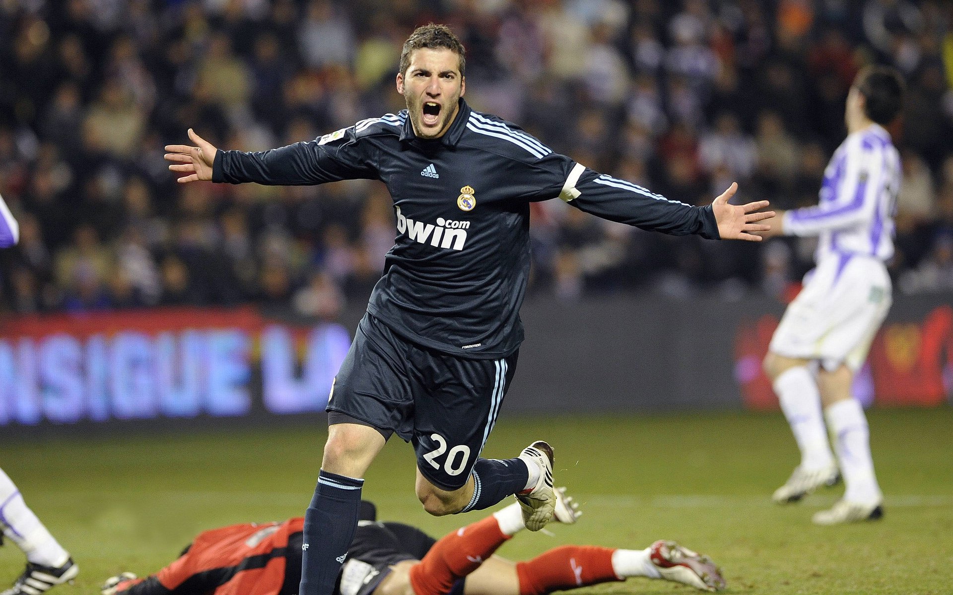 双线狂飙,卡塔尔绿茵风暴与F1新赛道的格纳布里时刻