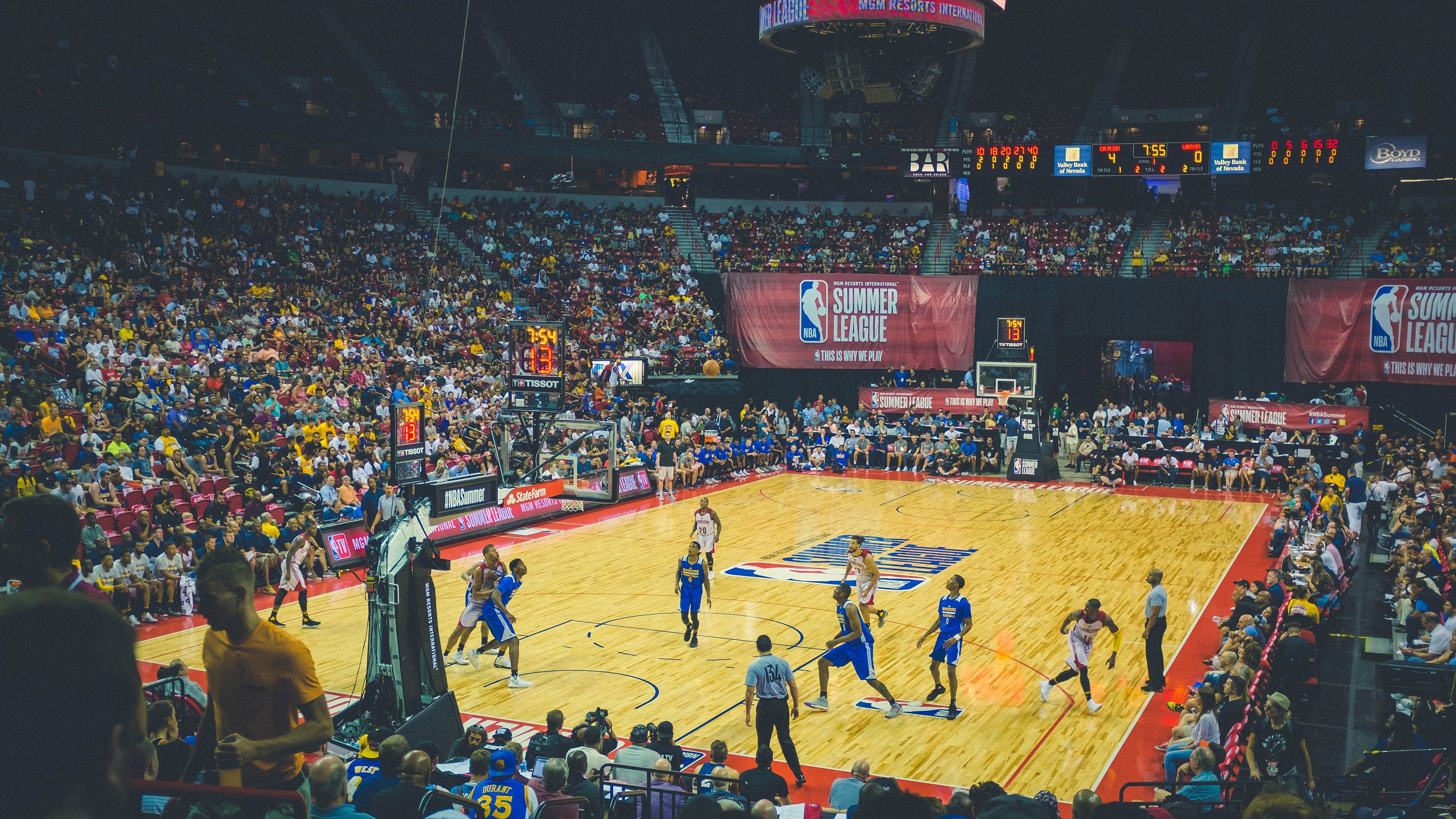 冰火交锋,中国队险胜泰国队之夜,李梓嘉刷新纪录的羽坛新章