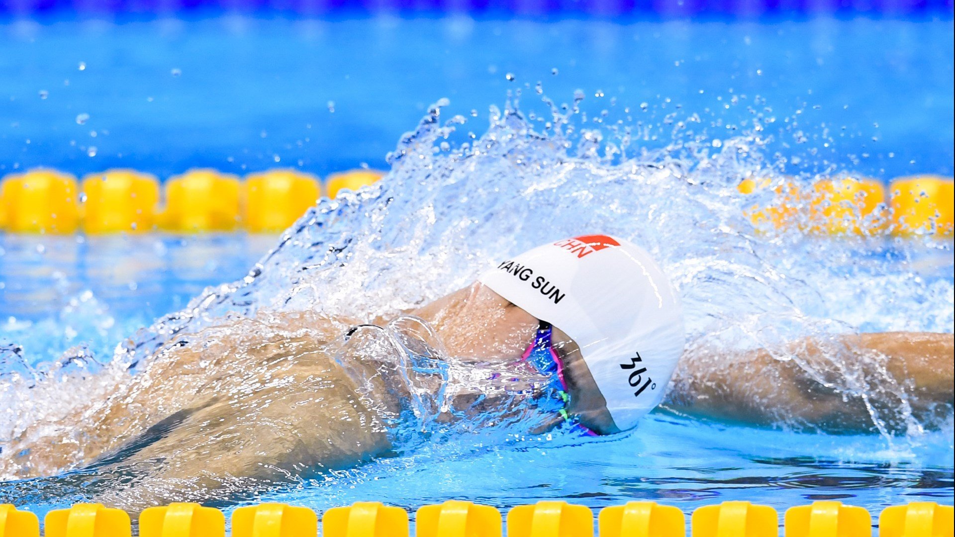 当希腊完胜遇见德布劳内纪录，体育叙事中的唯一性迷思